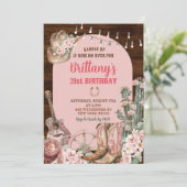 ウッドウェスタン素朴ピンクブーツ女性のカーボーイ誕生日 招待状 (スタンド正面)