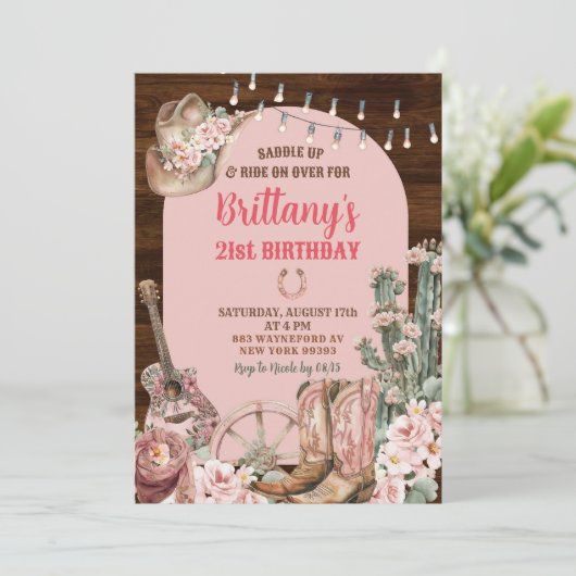 ウッドウェスタン素朴ピンクブーツ女性のカーボーイ誕生日 招待状 (スタンド正面)