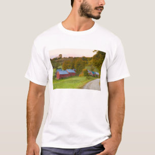ウッドストックにあるジェンヌ農場 バーモント州。秋。 Tシャツ
