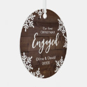 ウッドスノーフレーク私たちの初めてのクリスマス婚約したスクリプト メタルオーナメント (正面右)