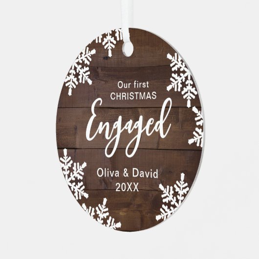 ウッドスノーフレーク私たちの初めてのクリスマス婚約したスクリプト メタルオーナメント (正面左)
