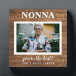 ウッドノナエレガント素朴写真カスタムプラーク フォトプラーク<br><div class="desc">おばあちゃん、ナナ、ノナ、おばあちゃんのシックな母の日の贈り物。素朴な木の背景を持つ。自分の写真と名前でパーソナライズ。</div>