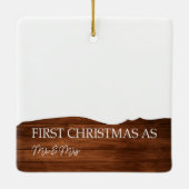 ウッドパーソナライズされたさんそしてミセス・アールの初めてのクリスマス セラミックオーナメント (裏面)