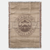 ウッドパーソナライズされた素朴ファミリーキャビン スローブランケット (正面縦)