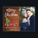 ウッドブラシスクリプトヴィンテージトラックカップルのクリスマス ポストカード<br><div class="desc">木素朴筆スクリプト水色ヴィンテージ赤トラックとクリスマスツリー – Merry Christmasカップル写真はがき</div>