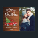 ウッドブラシスクリプトヴィンテージトラックカップルのクリスマス ポストカード<br><div class="desc">木素朴筆スクリプト水色ヴィンテージ赤トラックとクリスマスツリー – Merry Christmasカップル写真はがき</div>