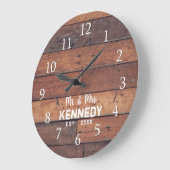 ウッドプパーソナライズされた素朴ランクファームハウスミスター&ミセス ラージ壁時計 (傾斜)