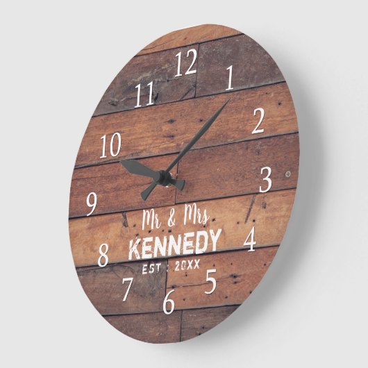 ウッドプパーソナライズされた素朴ランクファームハウスミスター&ミセス ラージ壁時計 (傾斜)