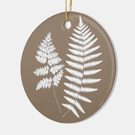 ウッドランドのシダ模様、トープのタンとクリーム セラミックオーナメント (左)