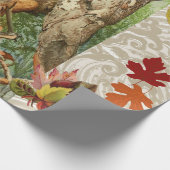 ウッドランドの紅葉の間のフクロウ ラッピングペーパー (角)