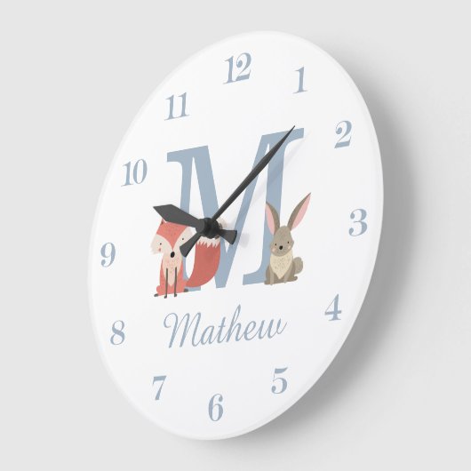 ウッドランドアニマルズブルー男の赤ちゃんイニシャルモノグラム ラージ壁時計 (傾斜)