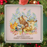 ウッドランドガールズベビー第1回クリスマスオーナメント メタルオーナメント<br><div class="desc">可愛いウッドランドの動物のための女の子の初めてのクリスマス。ビール、鹿、キツネ、フクロウ、ラクーン、ムースをテーマにした可愛い森の風景。私たちの店で利用可能なマッチング項目。</div>