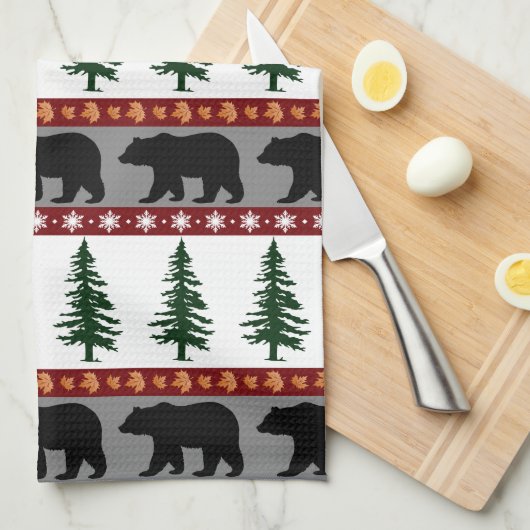ウッドランドトレイル熊と松の木 – キャビンライフ キッチンタオル (四つ折り)