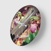 ウッドランドピンクワイルドレディスリッパランフラワーズ ラウンド壁時計 (傾斜)