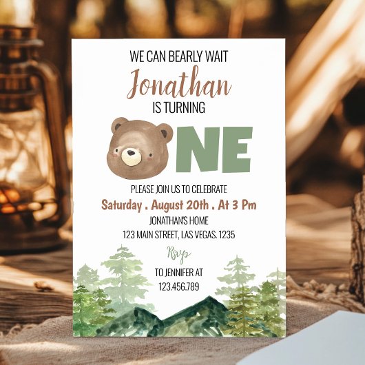 ウッドランドベア私たちは最初の誕生日を待つことができる 招待状