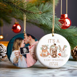 ウッドランドボーイベビー発表クリスマス セラミックオーナメント<br><div class="desc">ウードラ祝ンドボーイベビー発表クリスマスの装飾と大切あなたの発表の喜び。ウッドラ魅力的ンドの動物と柔ら自然かな色合いが組み合わされ、あなたの明るい魔法を捉える美しい記念品。気持ちとスタイルの完璧なブレンドは、単なるオーナメントではなく、クリスマスツリーで開花を待っている物語である。</div>