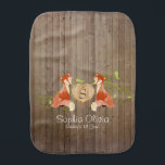 ウッドランド動物の生き物、キツネnつる植物 生まれたばかりの バープクロス<br><div class="desc">COLOR PALETTE: rust red,  tan,  brown and greenデザインコレクション：このウッドランドの動物デザインモダンは、オードリー・ジャンヌ・ロバーツが制作したオリジナルの水彩画のアートワークから作成され絵を描、このベビーのレイアウト、子供部屋の装飾と服のセットに赤ちゃんのシャワー招待と出産発表セットに合わせてわせてグラフィック設計された。木の穴の両側に美しいキツネが座り、中央に新郎新婦のイニシャルをモノグラムとしてハートの形を彫った。背景は素晴らし、テクスチャ付き納屋の木擦り切れた、ヴィンテージの古いフェンス板パターン。自然シンプルや自然のテーマを持つコンテンポラリー非公式または屋外結婚のデザインに最適な。</div>