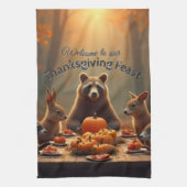 ウッドランド感謝祭パーティーの友人と家族 キッチンタオル (縦)