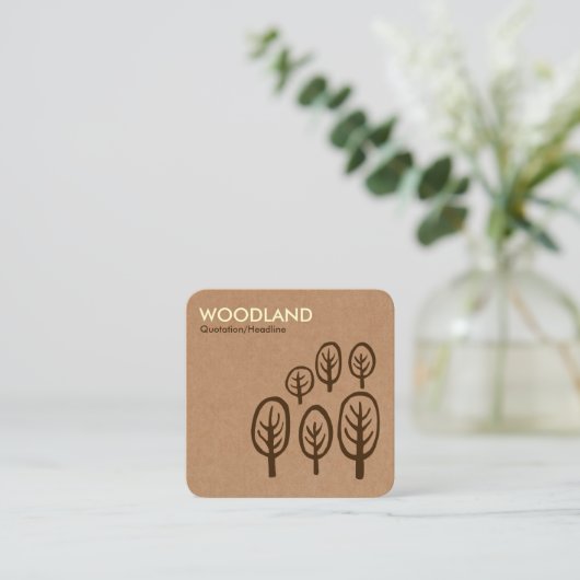 ウッドランド – クリーム+ダンボール箱テックスのダークブラウン スクエア名刺 (スタンド正面)