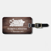 ウッド素朴たった今結婚しましたホワイトタイポグラフィカップル ラゲッジタグ (正面横)