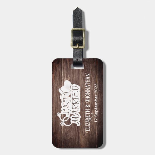 ウッド素朴たった今結婚しましたホワイトタイポグラフィカップル ラゲッジタグ (正面縦)