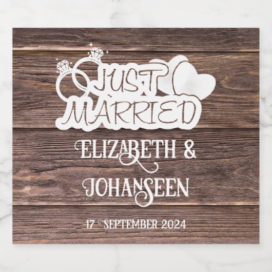 ウッド素朴たった今結婚しましたホワイトタイポグラフィ結婚ズ スパークリングワインラベル (シングルラベル)