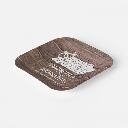 ウッド素朴たった今結婚しましたホワイトタイポグラフィ結婚ズ ペーパープレート (傾斜あり)