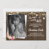 ウッド素朴カスタムフォトフローラ女性誕生日 招待状 (正面)