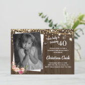 ウッド素朴カスタムフォトフローラ女性誕生日 招待状 (スタンド正面)