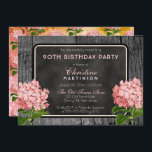 ウッド素朴チョークヴィンテージフローラ誕生日パーティー 招待状<br><div class="desc">単にあなたの誕生祝い詳細を追加して、この素朴な木材とヴィンテージピンクアジサイの植物性をパーソナライズフェイクし、シャルボードパネル誕生日パーティーデザイン。背面には、取り外し可能なカラーフィルタが適用されたあじさい繰り返しパターンが備えられている。オリジナルデザインヴィンテージ画像を組み込む休日ハートデザイン（権利予約）。</div>