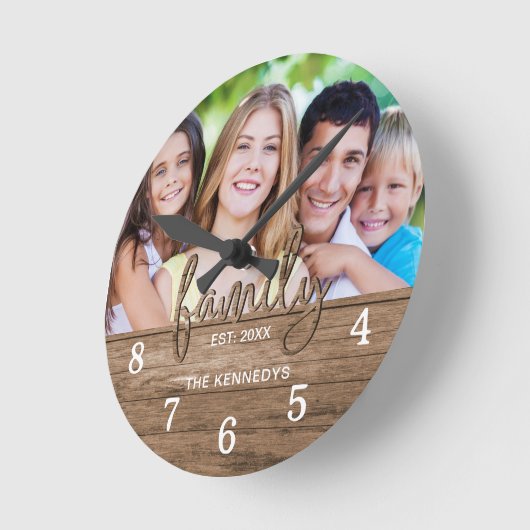 ウッド素朴ファミリータイポグラフィフォトファームハウス ラウンド壁時計 (傾斜)