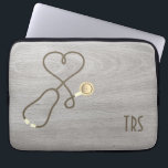 ウッド素朴メディカルドクター又はナースラップトップスリーブ ラップトップスリーブ<br><div class="desc">ハートのような形をした聴診器にアクセントを与えられた背景を見る美しい灰色の素朴な木目。ナース、医師、医療業界のプロフェッショナルは、このコンピュータの袖を愛するだろう。モノグラムとイニシャルまたはタイトル。</div>