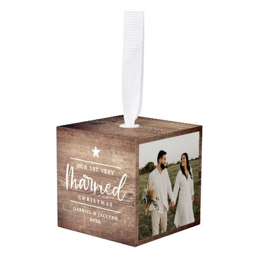 ウッド素朴ルック初めてのクリスマス結婚した写真 キューブオーナメント (正面アングル)