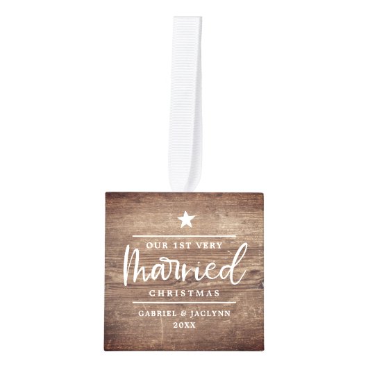 ウッド素朴ルック初めてのクリスマス結婚した写真 キューブオーナメント (正面)