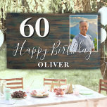 ウッド素朴写真60th Birthday Partyバナー 横断幕<br><div class="desc">ウッド素朴写真60thバースデーパーティーのバナー。60歳素晴らしの誕生日パーティーに署名しカスタムて、文字のトレンディーのスクリプトの名前。背景は濃い木目の質感で、文字は白色。あなたの写真、あなたの名前と年齢とバナーをパーソナライズし、独自の誕生日パーティバナーを作る。</div>