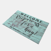 ウッド素朴名前をカスタムするがハグ歓迎の準備 ドアマット (アングル)