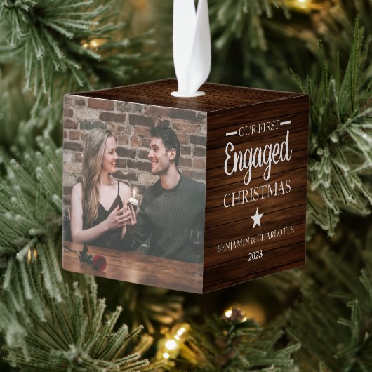 ウッド素朴私たちの初めてのクリスマス婚約した3 Photo キューブオーナメント (ツリー)
