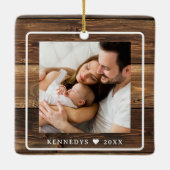 ウッド素朴私たちの初めてのクリスマス2 Photo セラミックオーナメント (裏面)