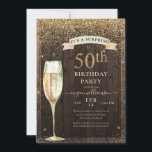 ウッド素朴金ゴールドグリッターサプライズ50誕生日 招待状<br><div class="desc">このエレガントデザインは、木材の背景、金ゴールドグリッター、シャンパンのガラス、およびスクリプトのレタリングを備えカスタムている。この特別な機会にあなたのゲストを招待状する美しい方法は何だろう。</div>
