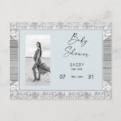 ウッド&ブルー素朴レースベビーシャワー インビテーションポストカード (正面)