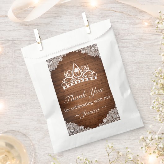 ウッド&素朴ホワイトレースティアラ誕生日ありがとう フェイバーバッグ (クリップ留めされた状態)