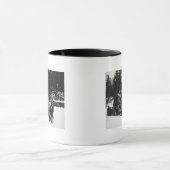 ウマのチームがそりに丸太を運んでいる マグカップ (中央)