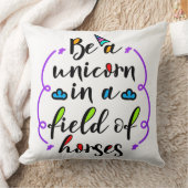 ウマの一角になるタイポグラフィ クッション (ブランケット)