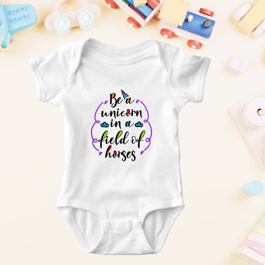 ウマの一角になるタイポグラフィ ベビーボディスーツ