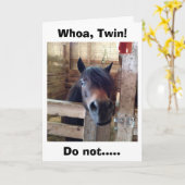 ウマはまだ双子じゃない祝と言う カード (黄色い花)