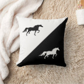 ウマエレガントーシルエットON白黒 クッション (ブランケット)