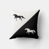 ウマエレガントーシルエットON白黒 クッション (裏面)