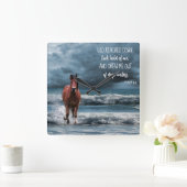 ウマ・オン・ビーチ感動的・ゴッド・ダウン スクエア壁時計 (ホーム)