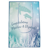 ウミガメが海の下で赤ちゃんシャワー ミディアムペーパーバッグ (裏面)