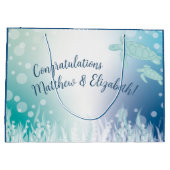 ウミガメが海の下で赤ちゃんシャワー ラージペーパーバッグ (裏面)